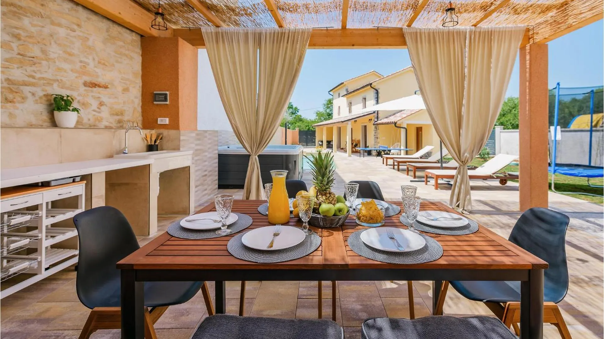 Lovely Home In Svetvincenat With Jacuzzi